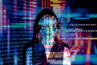 Persona che valuta strumenti digitali di intelligenza artificiale lavorando al computer