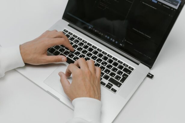 Persona al computer che inizia a usare strumenti di intelligenza artificiale per il lavoro quotidiano
