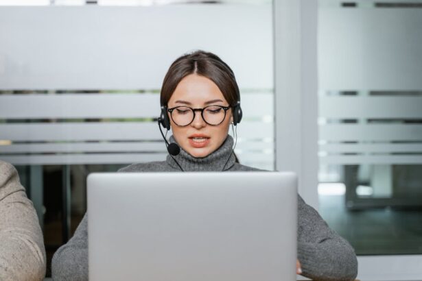 Professionista alla scrivania mentre analizza opzioni sul laptop per prendere una decisione con supporto dell’intelligenza artificiale